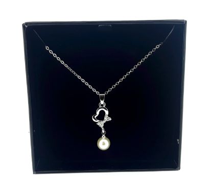 Picture of Diamante Bow with Pearl Necklace